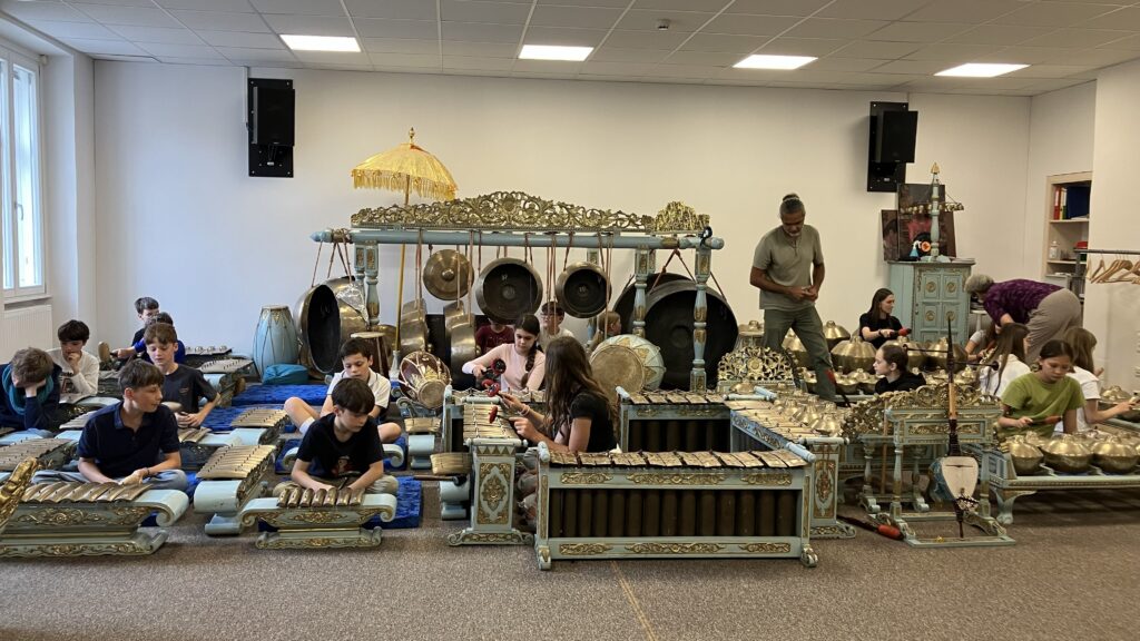 On Monday, 15 June, class 2B had the unique opportunity to participate in a Gamelan workshop at the Institute of Ethnomusicology, University of Music and Performing Arts Graz.